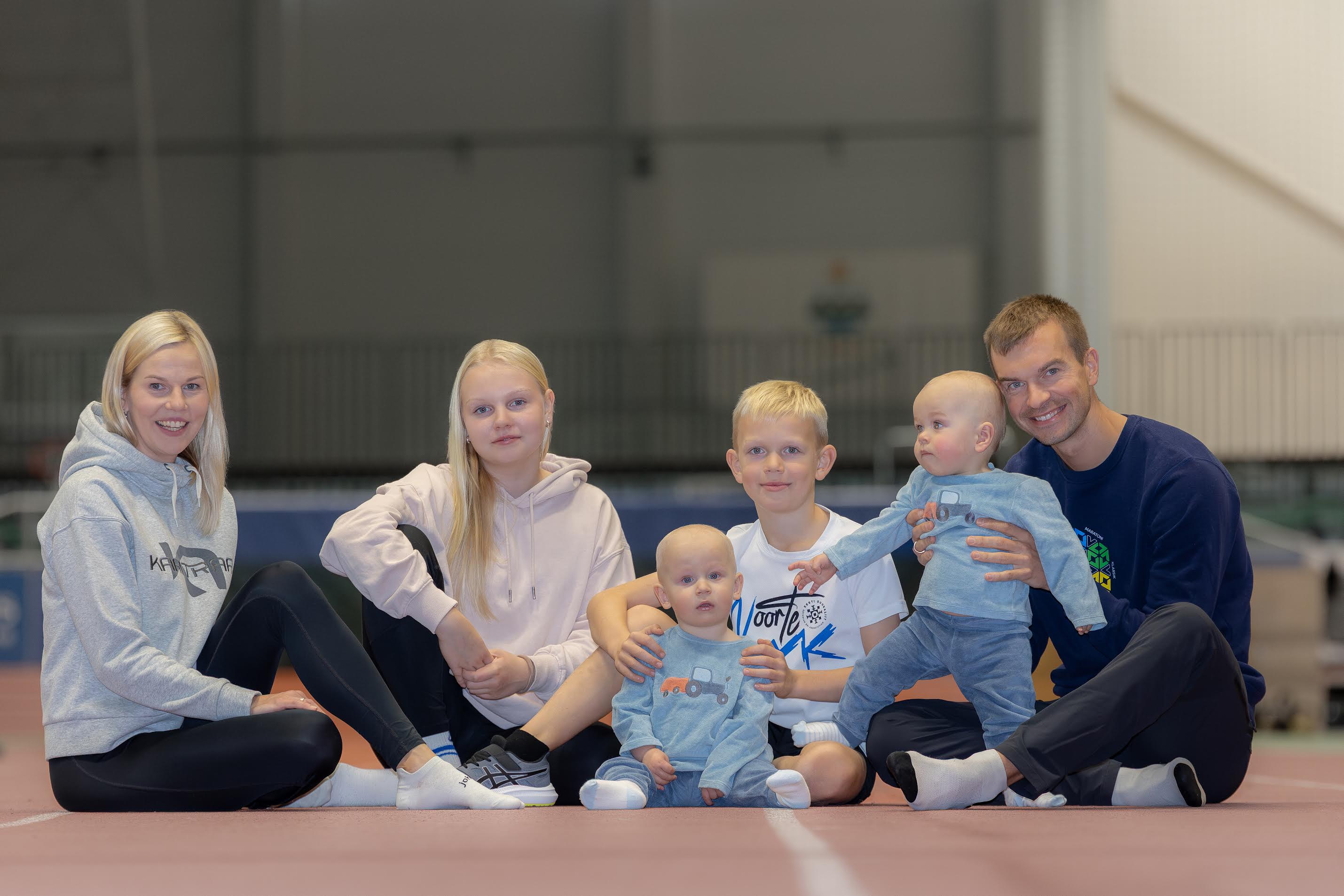Raido Ränkeli jaoks tuli tippsportlase karjäärist loobumine tema ellu õigel ajal, mil perre sündisid kaksikud. Nüüd näitab ta eesmärgistatud tulemusi harrastusportlasena ning on kogu pere spordipisikuga nakatanud. Fotol koos perega (vasakult): abikaasa Kertu, tütar Loreen Shisell ning pojad Tobias, Ron Lukas ja Darius. Foto: AIGAR NAGEL